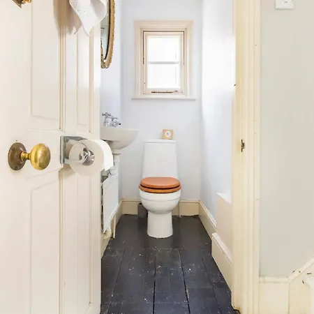 Beautiful Victorian Townhouse - 5 Bedrooms Holiday home London