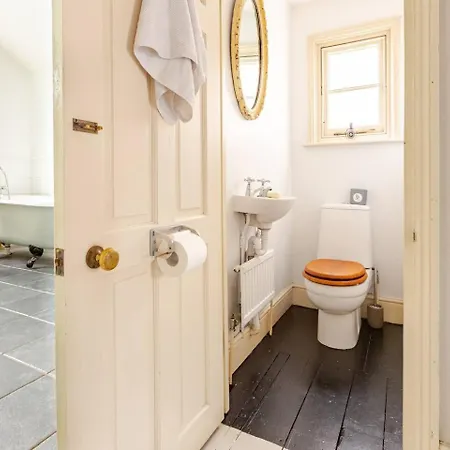 Holiday home Beautiful Victorian Townhouse - 5 Bedrooms *