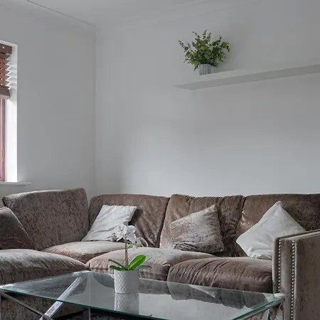 Stylish Waterfront Apartment London