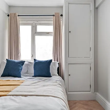 Zone 2 Stylish 3 Bedroom Long Special Prices Free Parking Apartment London