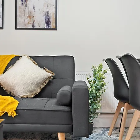 Zone 2 Stylish 3 Bedroom Long Special Prices Free Parking Apartment