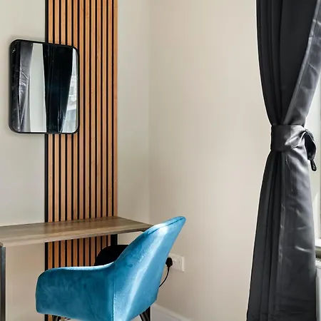Apartment Zone 2 Stylish 3 Bedroom Long Special Prices Free Parking *