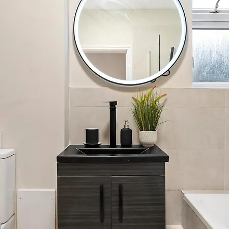 Zone 2 Stylish 3 Bedroom Long Special Prices Free Parking
