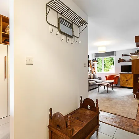 Bright Stepney Nest Apartment