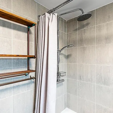 Bright Stepney Nest Apartment