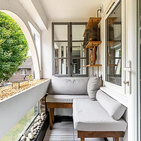 Bright Stepney Nest Apartment
