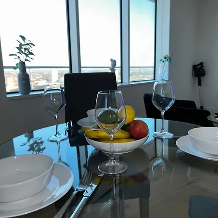 Luxury Sea View Two Bed Penthouse In Battersea 伦敦