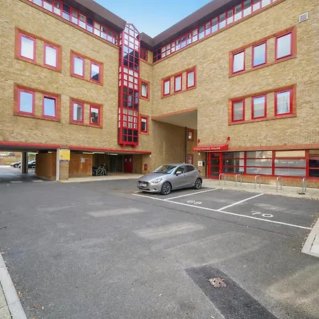 Modern Near Elizabeth Line Apartment *