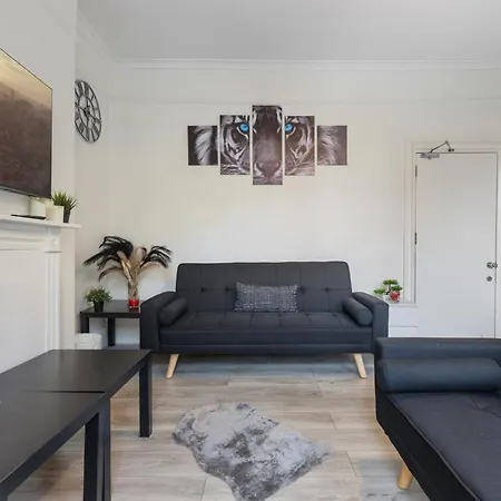 Cozy Retreat With 4 Bedrooms For Up To 10 Guests *