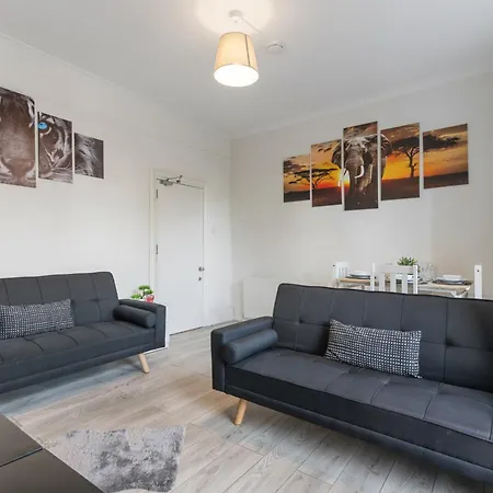Cozy Retreat With 4 Bedrooms For Up To 10 Guests *