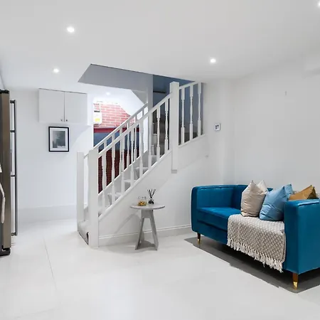 4br 2ba House By Livestay Short Lets & Serviced Near Oxford Circus With 2 Private Patios Holiday home London