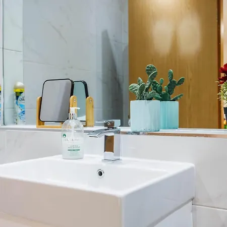 2 Bedroom Charming & Magnificent Flat London