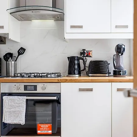 2 Bedroom Charming & Magnificent Flat * London