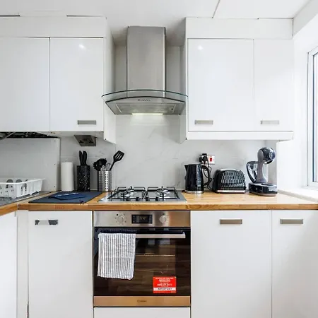 2 Bedroom Charming & Magnificent Flat Apartment London