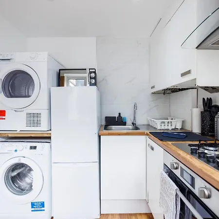2 Bedroom Charming & Magnificent Flat Apartment London