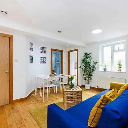 2 Bedroom Charming & Magnificent Flat Apartment *