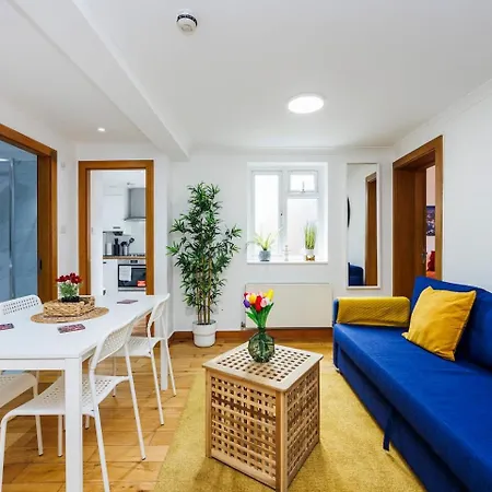 2 Bedroom Charming & Magnificent Flat * London