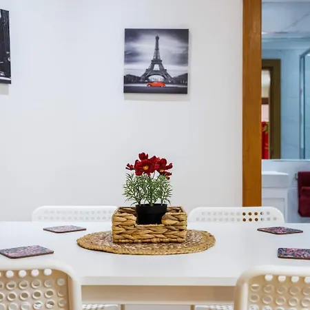 2 Bedroom Charming & Magnificent Flat Apartment *