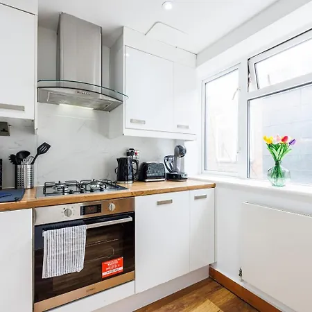 2 Bedroom Charming & Magnificent Flat Apartment *