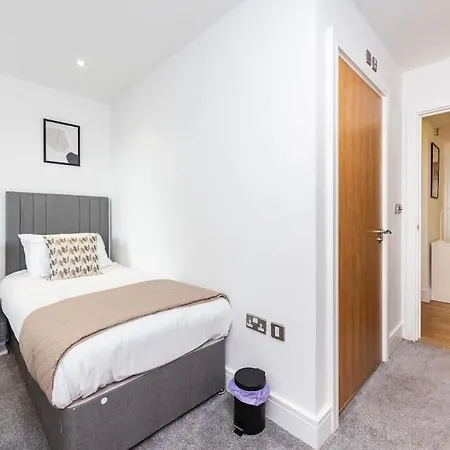 Contemporary 2 Bedroom Flat In Canary Wharf Apartment *