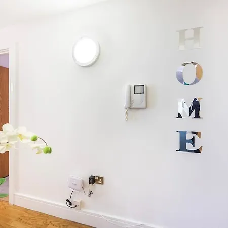 Contemporary 2 Bedroom Flat In Canary Wharf London