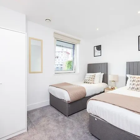 Contemporary 2 Bedroom Flat In Canary Wharf London
