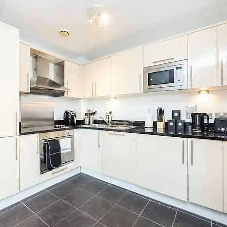 Contemporary 2 Bedroom Flat In Canary Wharf Apartment London