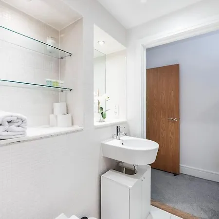 Contemporary 2 Bedroom Flat In Canary Wharf