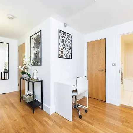 Contemporary 2 Bedroom Flat In Canary Wharf *