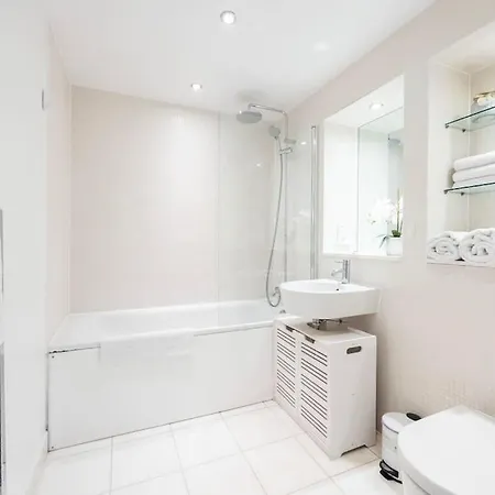 Contemporary 2 Bedroom Flat In Canary Wharf *