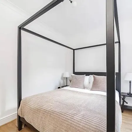 Chic Chelsea Steps From Kings Road