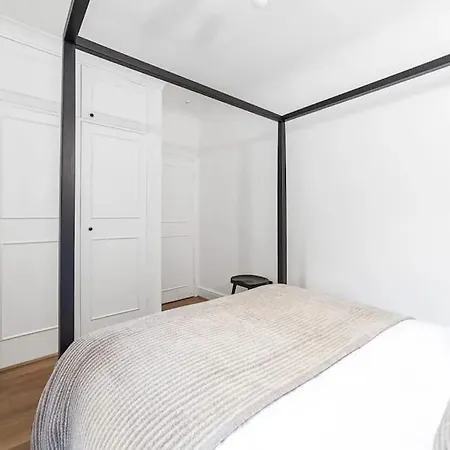 Chic Chelsea Steps From Kings Road