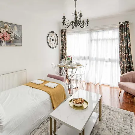 Chatsworth Ground Floor Apartment! Apartment