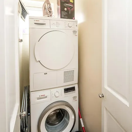 Chatsworth Ground Floor Apartment! Apartment