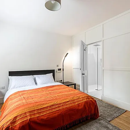 Stylish Chiswick With A Private Terrace * ロンドン
