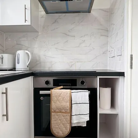 Vibrant 30min To & Free Wifi London