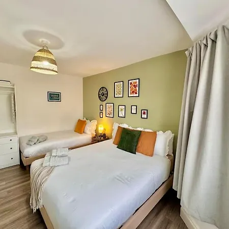 Vibrant 30min To & Free Wifi Apartment