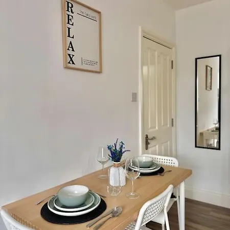 Vibrant 30min To & Free Wifi Apartment *