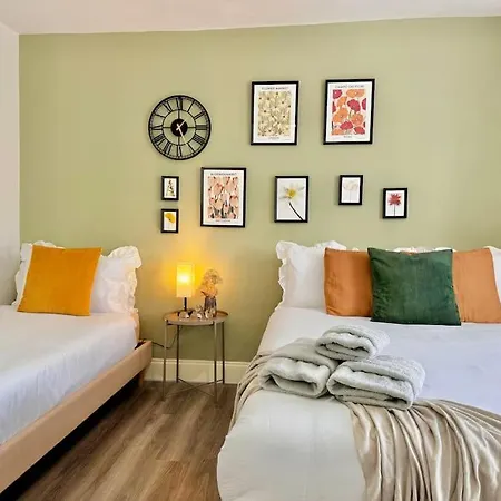 Vibrant 30min To & Free Wifi London