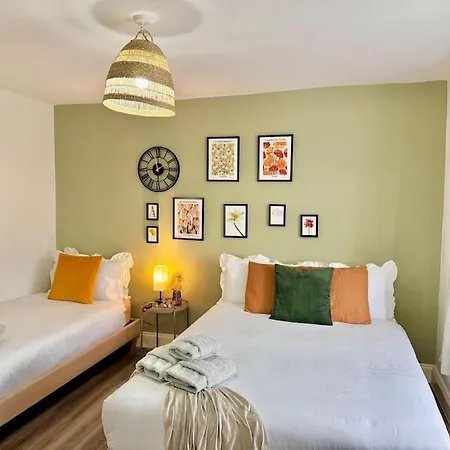Vibrant 30min To & Free Wifi London