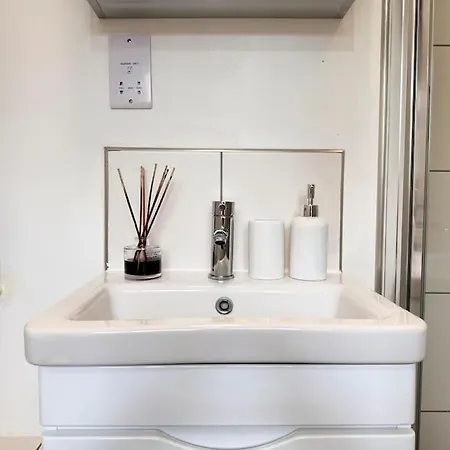 Apartment Vibrant 30min To & Free Wifi