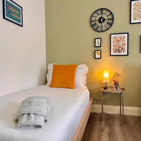 Vibrant 30min To & Free Wifi London