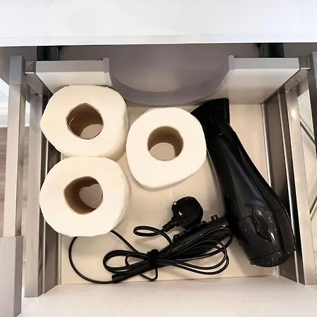 Vibrant 30min To & Free Wifi London