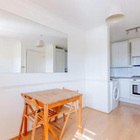 Cosy 1bd Flat Views And Easy Transport Links Apartment London