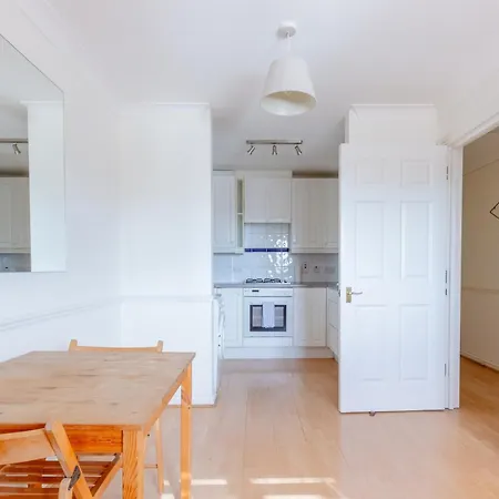 Cosy 1bd Flat Views And Easy Transport Links Apartment *