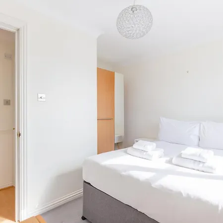Cosy 1bd Flat Views And Easy Transport Links Apartment