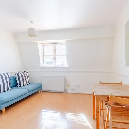 Cosy 1bd Flat Views And Easy Transport Links Apartment London