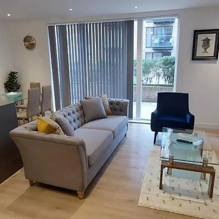 2 Bed Close To Heathrow Airport アパート