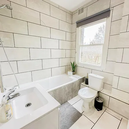 Apartment Stylish 2-bedroom Near Abbey Road, Maida Vale London