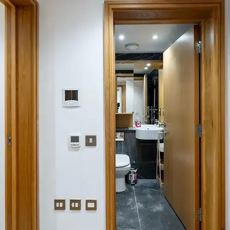 Modern 2br And Elevator C-london